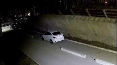 Под Екатеринбургом бетонная стена рухнула на припаркованный “солярис”